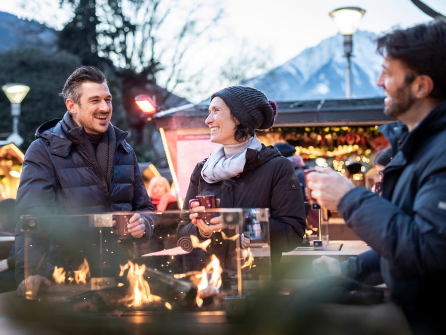 Freunde beim Glühwein trinken