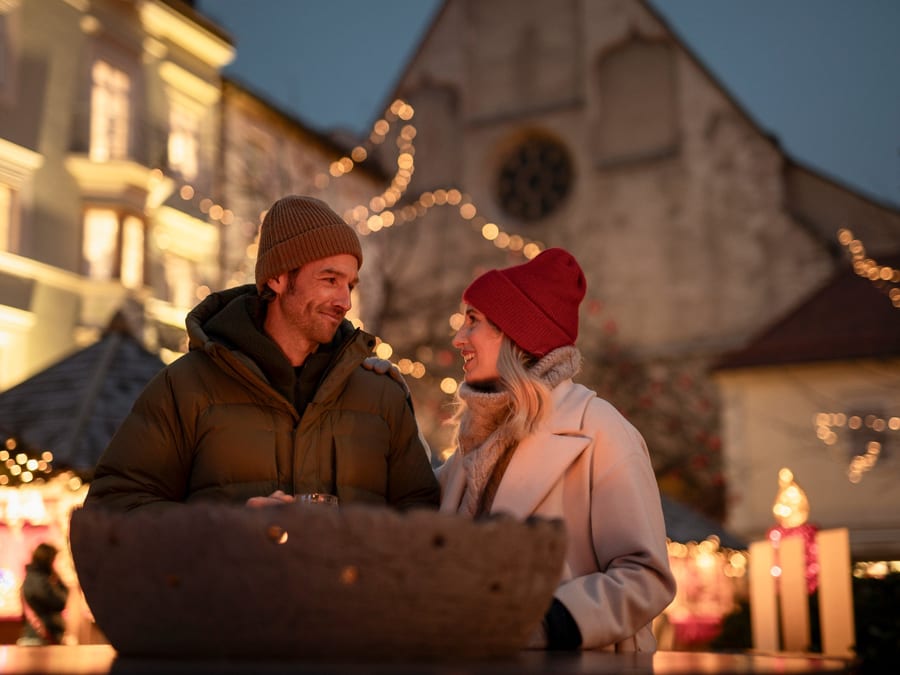 Paar auf dem Weihnachtsmarkt