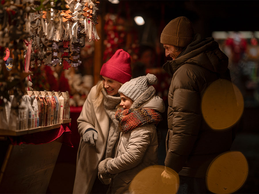 Familie auf dem Weihnachtsmarkt
