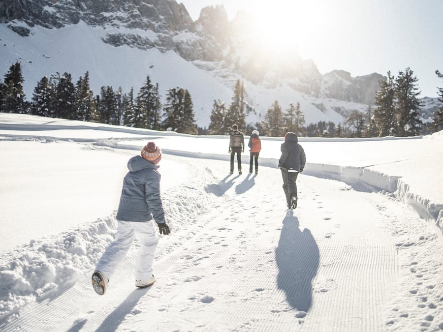 Familienwanderung im Winter